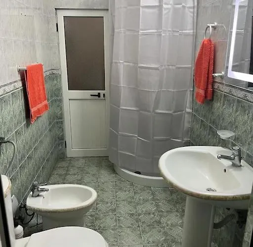 Lovely Apartment- Center アパート *